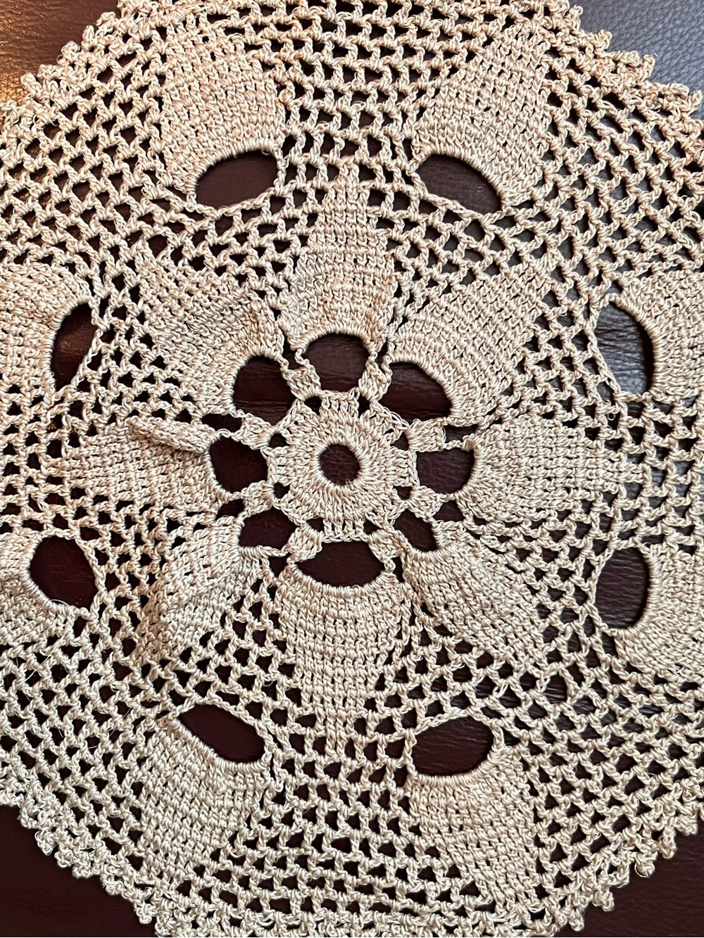 Round pineapple pattern doily